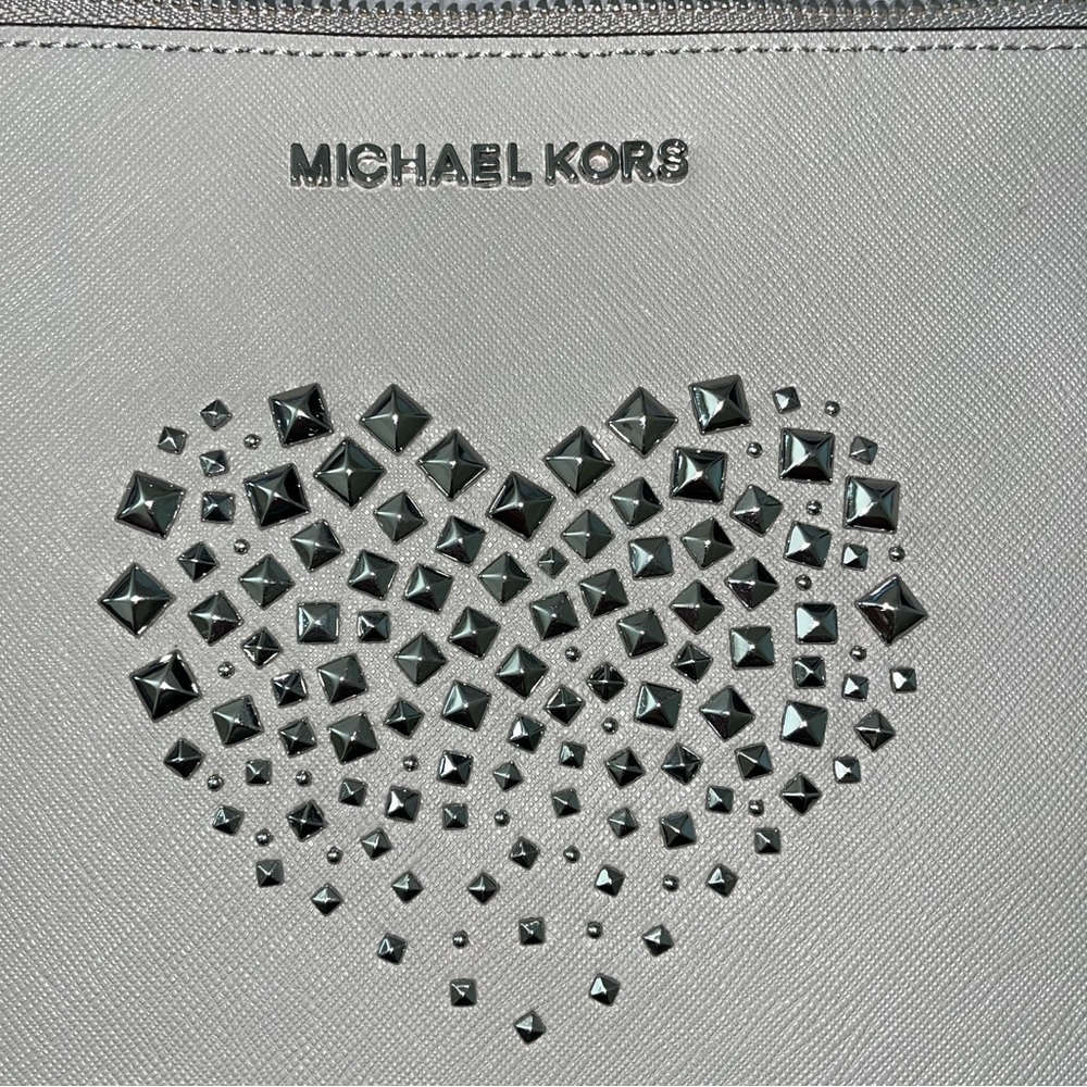 Michael Kors Giftables XL Zip Clutch Bag Saffiano Leather “Gray” Heart Studs - Picture 6 of 11
